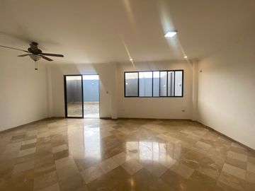 CASA EN VENTA URB. VÍA AL SOL