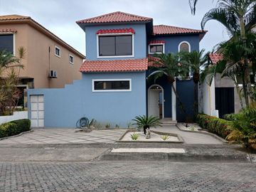 CASA EN VENTA URB. VÍA AL SOL