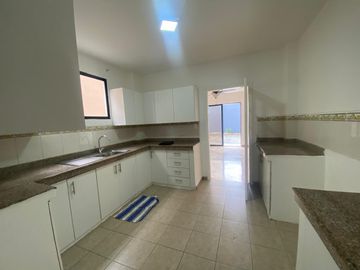 CASA EN VENTA URB. VÍA AL SOL