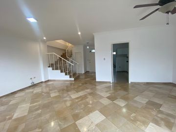 CASA EN VENTA URB. VÍA AL SOL