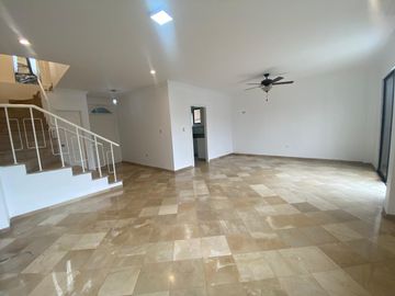 CASA EN VENTA URB. VÍA AL SOL