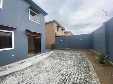 CASA EN VENTA URB. VÍA AL SOL