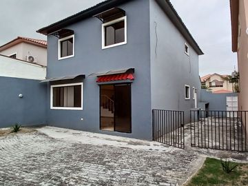 CASA EN VENTA URB. VÍA AL SOL