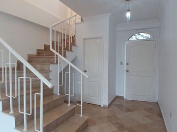 CASA EN VENTA URB. VÍA AL SOL