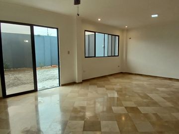 CASA EN VENTA URB. VÍA AL SOL
