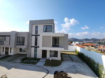 En Venta Casa en Condominio, Challuabamba Cuenca