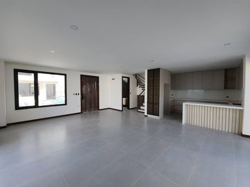 En Venta Casa en Condominio, Challuabamba Cuenca