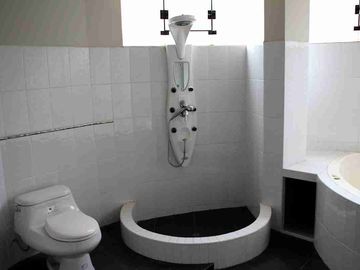 ✅📍Los Keñuales - Esquina *Se VENDE* Casa 2 Pisos - Juliaca 📲 96186----
Frente a Parque.