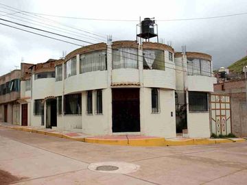 ✅📍Los Keñuales - Esquina *Se VENDE* Casa 2 Pisos - Juliaca 📲 96186----
Frente a Parque.