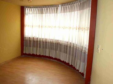 ✅📍Los Keñuales - Esquina *Se VENDE* Casa 2 Pisos - Juliaca 📲 96186----
Frente a Parque.