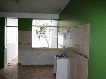 ✅📍Los Keñuales - Esquina *Se VENDE* Casa 2 Pisos - Juliaca 📲 96186----
Frente a Parque.