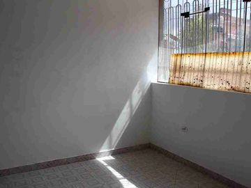 ✅📍Los Keñuales - Esquina *Se VENDE* Casa 2 Pisos - Juliaca 📲 96186----
Frente a Parque.