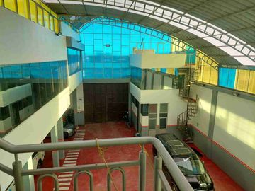Por Av. Horacio, Se Vende Casa (Local de Eventos) con piscina - Salida a Cusco