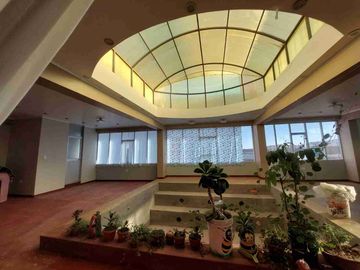 Por Av. Horacio, Se Vende Casa (Local de Eventos) con piscina - Salida a Cusco