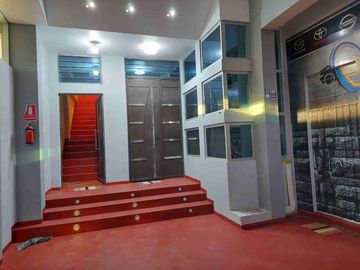 Por Av. Horacio, Se Vende Casa (Local de Eventos) con piscina - Salida a Cusco
