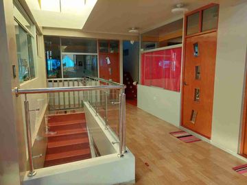Por Av. Horacio, Se Vende Casa (Local de Eventos) con piscina - Salida a Cusco