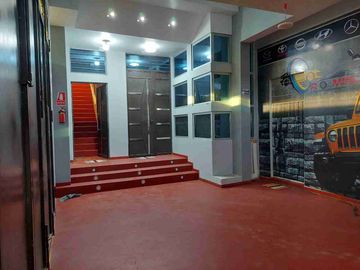 Por Av. Horacio, Se Vende Casa (Local de Eventos) con piscina - Salida a Cusco