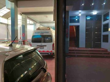 Por Av. Horacio, Se Vende Casa (Local de Eventos) con piscina - Salida a Cusco