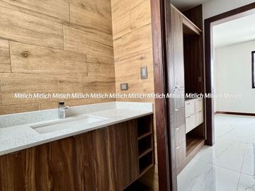 Casa en Venta  a Estrenar fracc. Altozano$ 6,650,000.