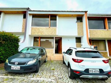 CASA REMODELADA  EN VENTA 171  M2 -  CONJUNTO SEGURO -  ELOY ALFARO
