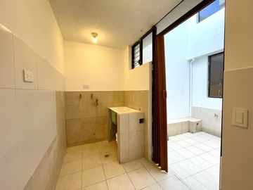 CASA REMODELADA  EN VENTA 171  M2 -  CONJUNTO SEGURO -  ELOY ALFARO