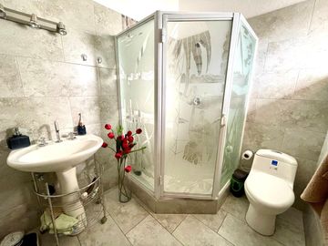 CASA REMODELADA  EN VENTA 171  M2 -  CONJUNTO SEGURO -  ELOY ALFARO