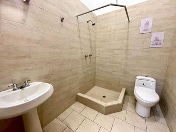 CASA REMODELADA  EN VENTA 171  M2 -  CONJUNTO SEGURO -  ELOY ALFARO