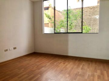 Vendo Triplex Tipo Casa + Aires Alt. Cdra.30 De Av. El Corregidor, Cerca A La Universidad San Martin De Porres En La Molina
