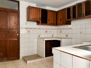 Vendo Triplex Tipo Casa + Aires Alt. Cdra.30 De Av. El Corregidor, Cerca A La Universidad San Martin De Porres En La Molina