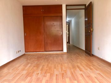 Vendo Triplex Tipo Casa + Aires Alt. Cdra.30 De Av. El Corregidor, Cerca A La Universidad San Martin De Porres En La Molina