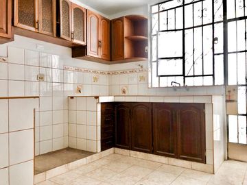 Vendo Triplex Tipo Casa + Aires Alt. Cdra.30 De Av. El Corregidor, Cerca A La Universidad San Martin De Porres En La Molina