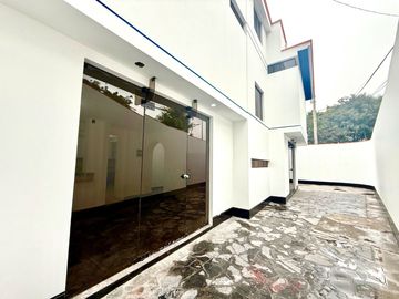 SE VENDE ESPECTACULAR CASA RECIÉN REMODELADA CON FINOS ACABADOS EN ZONA ESTRATÉGICA EN CHACARILLA DEL ESTANQUE - SAN BORJA