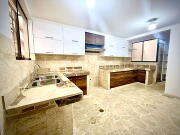 SE VENDE ESPECTACULAR CASA RECIÉN REMODELADA CON FINOS ACABADOS EN ZONA ESTRATÉGICA EN CHACARILLA DEL ESTANQUE - SAN BORJA