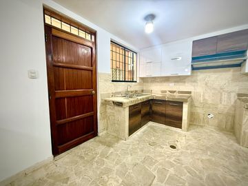 SE VENDE ESPECTACULAR CASA RECIÉN REMODELADA CON FINOS ACABADOS EN ZONA ESTRATÉGICA EN CHACARILLA DEL ESTANQUE - SAN BORJA