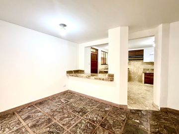 SE VENDE ESPECTACULAR CASA RECIÉN REMODELADA CON FINOS ACABADOS EN ZONA ESTRATÉGICA EN CHACARILLA DEL ESTANQUE - SAN BORJA