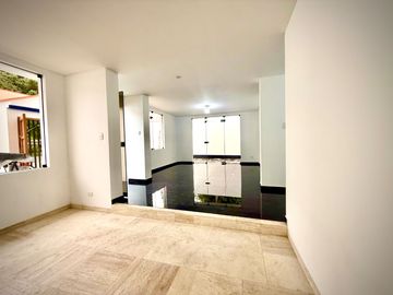 SE VENDE ESPECTACULAR CASA RECIÉN REMODELADA CON FINOS ACABADOS EN ZONA ESTRATÉGICA EN CHACARILLA DEL ESTANQUE - SAN BORJA