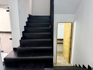 SE VENDE ESPECTACULAR CASA RECIÉN REMODELADA CON FINOS ACABADOS EN ZONA ESTRATÉGICA EN CHACARILLA DEL ESTANQUE - SAN BORJA