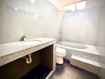 SE VENDE ESPECTACULAR CASA RECIÉN REMODELADA CON FINOS ACABADOS EN ZONA ESTRATÉGICA EN CHACARILLA DEL ESTANQUE - SAN BORJA