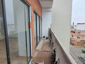 Venta de Dúplex de 3 Dormitorios, Amplia Terraza, Cochera en Surco