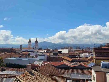 CUENCA, VENDO ESPECTACULAR EDIFICIO COLONIAL, IDEAL PARA PROYECTO TURÍSTICO, CENTRO DE LA CIUDAD
