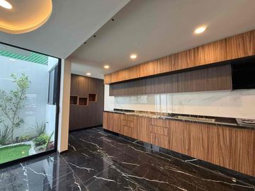 CASA EN VENTA DE 4 RECÁMARAS              CON DOBLE ALTURA ( FRACC. CEMENTERA)