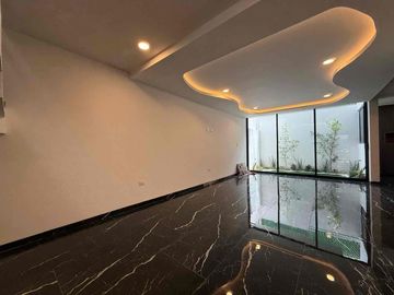 CASA EN VENTA DE 4 RECÁMARAS              CON DOBLE ALTURA ( FRACC. CEMENTERA)