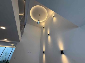 CASA EN VENTA DE 4 RECÁMARAS              CON DOBLE ALTURA ( FRACC. CEMENTERA)