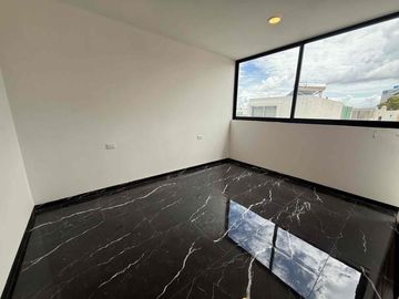 CASA EN VENTA DE 4 RECÁMARAS              CON DOBLE ALTURA ( FRACC. CEMENTERA)