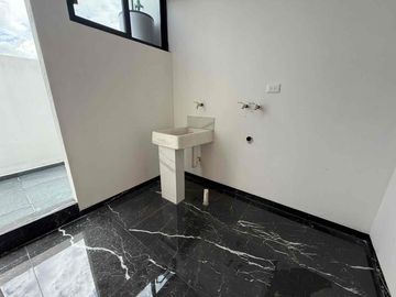 CASA EN VENTA DE 4 RECÁMARAS              CON DOBLE ALTURA ( FRACC. CEMENTERA)