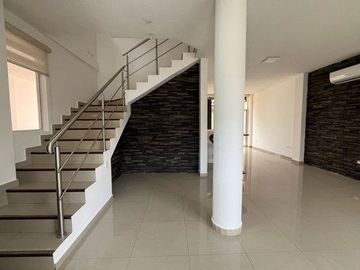 VENTA CASA MODERNA 3 DORMITORIOS CONJUNTO MONTEBELLUNO SANTO DOMINGO ECUADOR