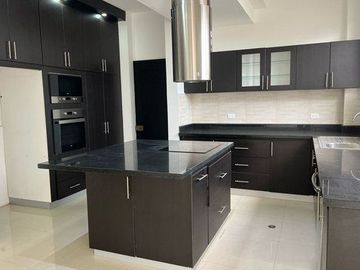 VENTA CASA MODERNA 3 DORMITORIOS CONJUNTO MONTEBELLUNO SANTO DOMINGO ECUADOR