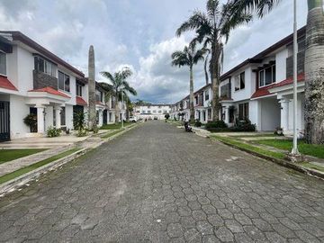 VENTA CASA MODERNA 3 DORMITORIOS CONJUNTO MONTEBELLUNO SANTO DOMINGO ECUADOR