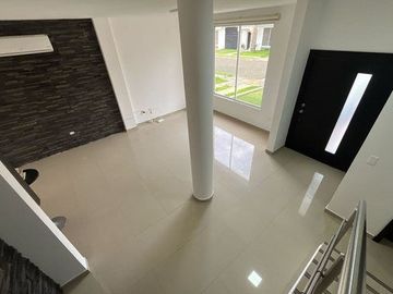VENTA CASA MODERNA 3 DORMITORIOS CONJUNTO MONTEBELLUNO SANTO DOMINGO ECUADOR