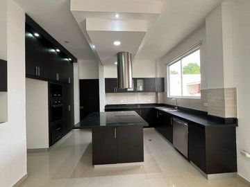 VENTA CASA MODERNA 3 DORMITORIOS CONJUNTO MONTEBELLUNO SANTO DOMINGO ECUADOR